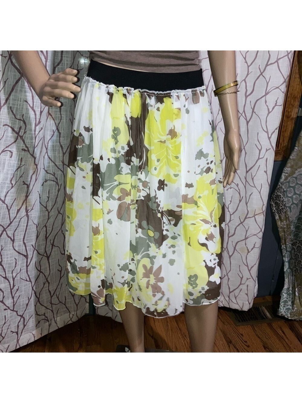 🌼Gorgeous Floral Bella Bird skirt size SM-soft flowy material w/stretch waist